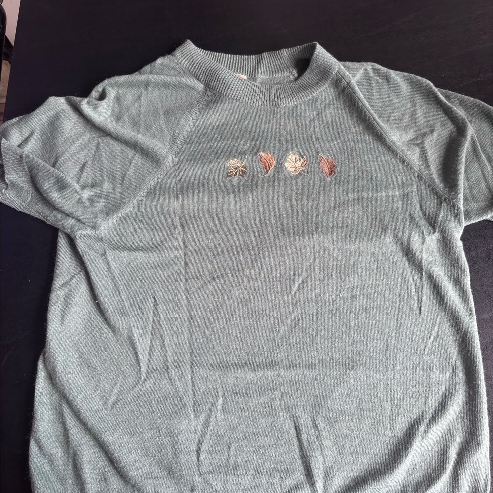 Green Short Sleeve Sweater with Leaf Embroidery